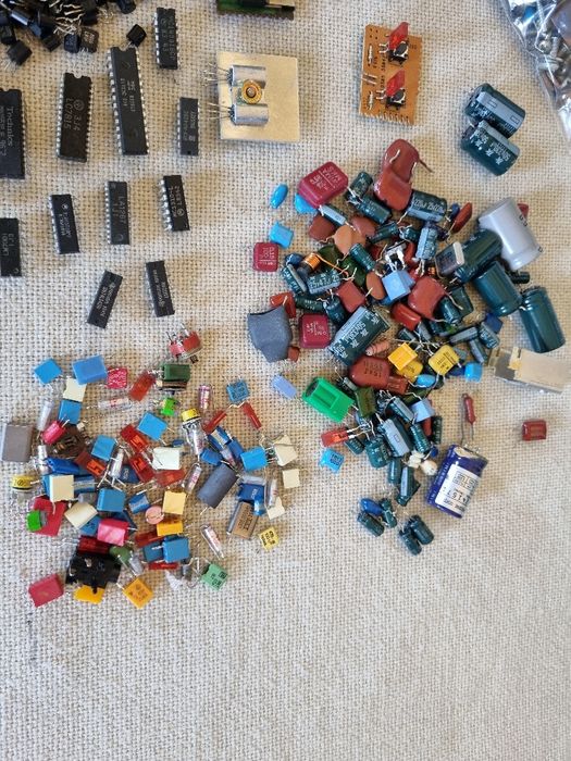 Pachet dif piese, Tranzistori mici, Integrate, etc. Perfecta stare.