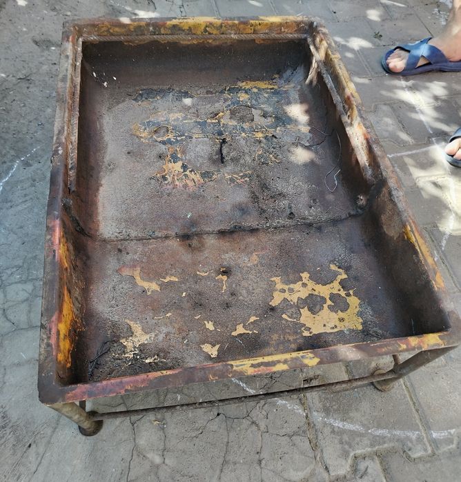 Продаются карита железная для раствора  на строительных работ на ножка