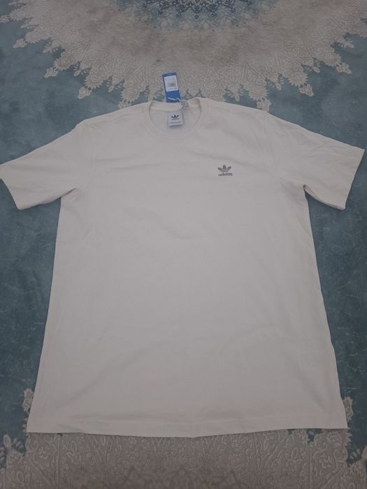 Продаи мужскую футболку