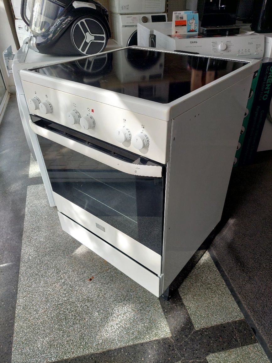 Готварска печка с керамични котлони Electrolux voss