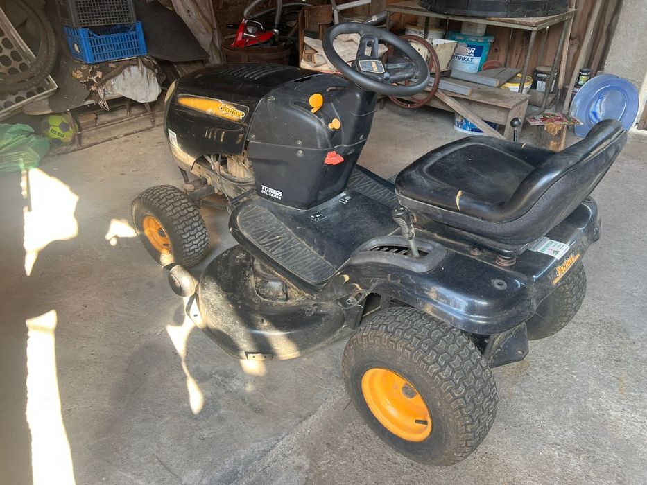 Tractoras partener tuns iarba