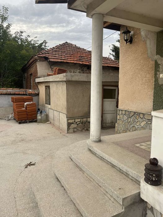 Къща с дворно място