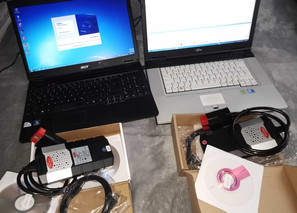 Laptop împreună cu aparat de diagnosticat Defecțiuni la Auto și Camion