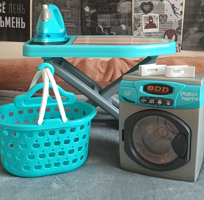 Столик для кормления,стиральная машина, кукла, книжки