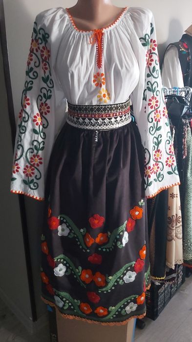 Costume tradiționale noi,cusute manual