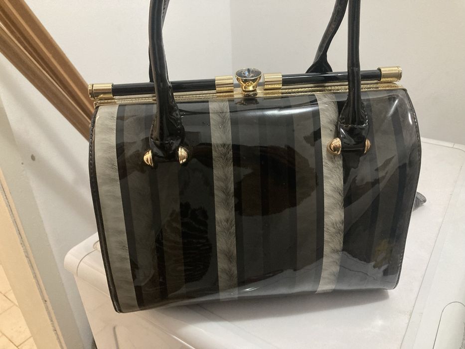 Лачена изцяло чанта.