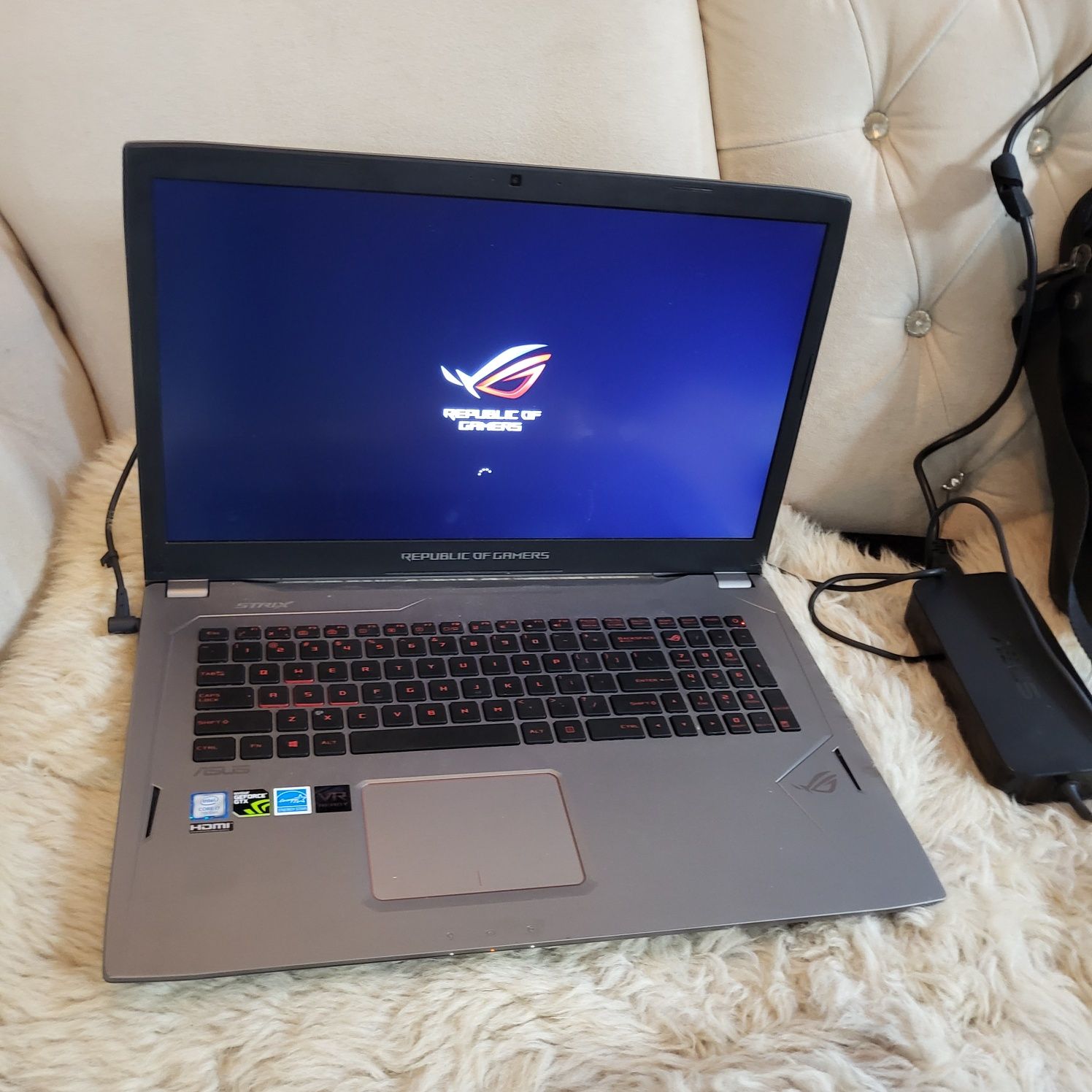 Продавам мощен геймърски лаптоп от САЩ нов Аsus  rog