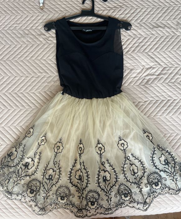 Красива официална рокля с бродерии размер С