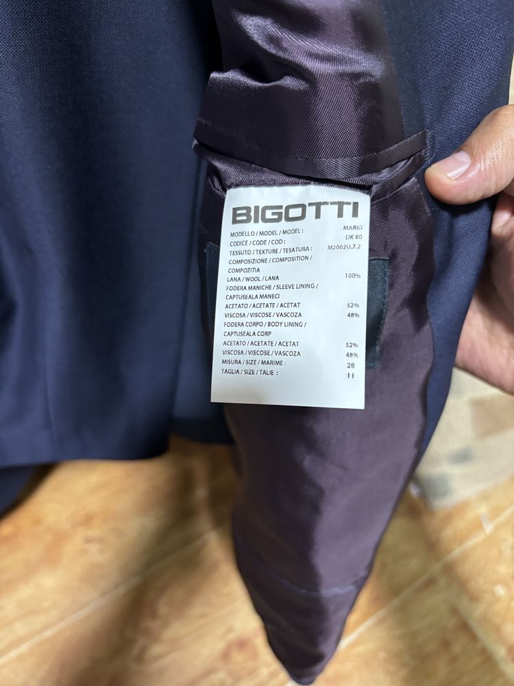 Se vinde costum barbatii