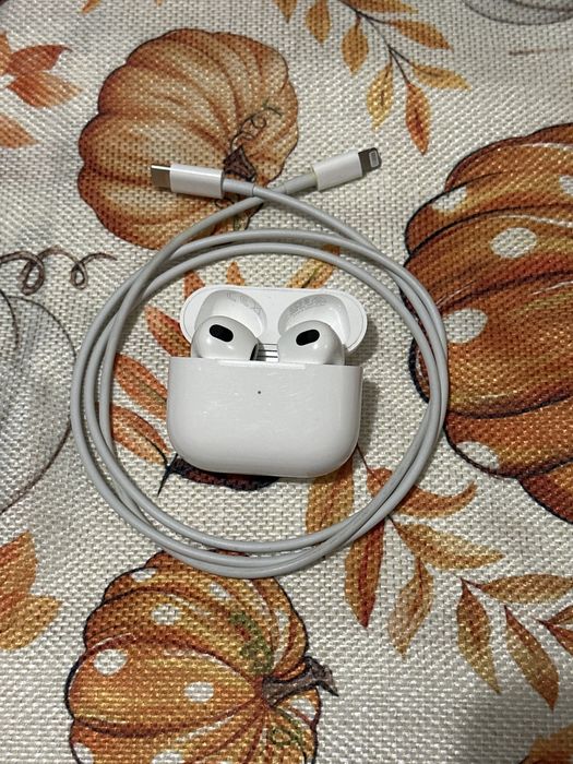 Casti Apple AirPods 3 (3rd generation) cu Lightning Charging Case