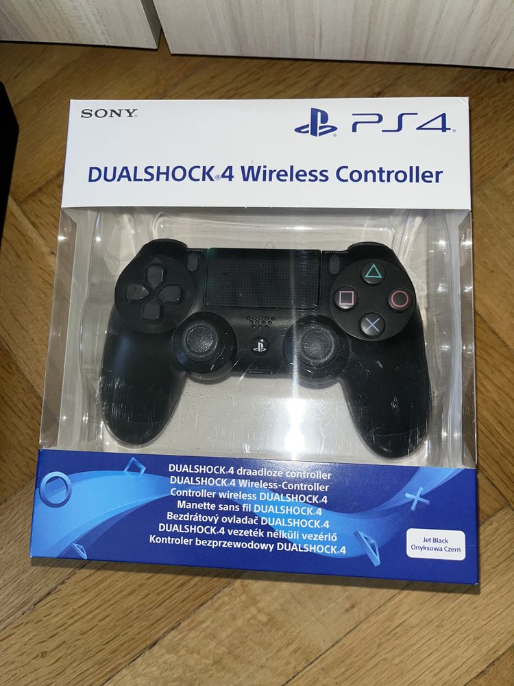 PS4 1TB с три джойстика + 4 игри