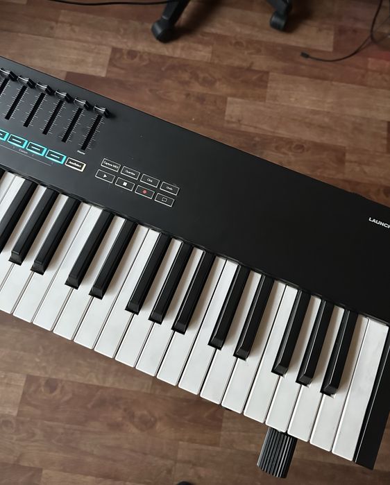 midi-клавиатура launchkey61