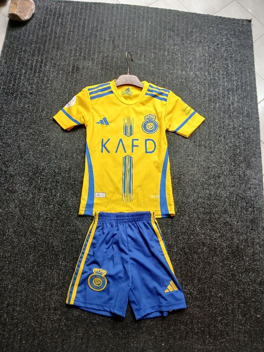 Продавам на Adidas и Nike   спортни  екип комплект  на добра ц