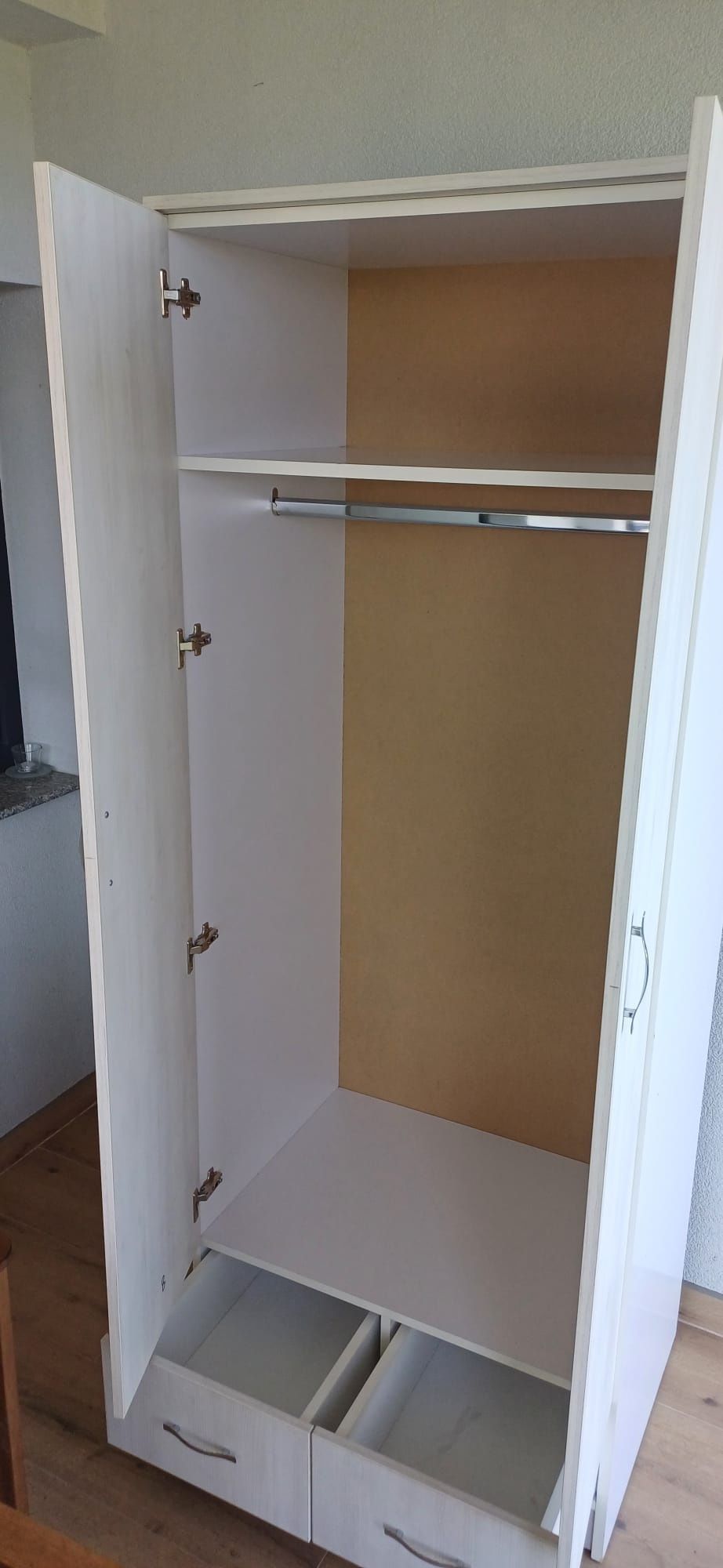 Dulap haine cu sertare alb 
Lățime 80cm
Adâncime 57cm