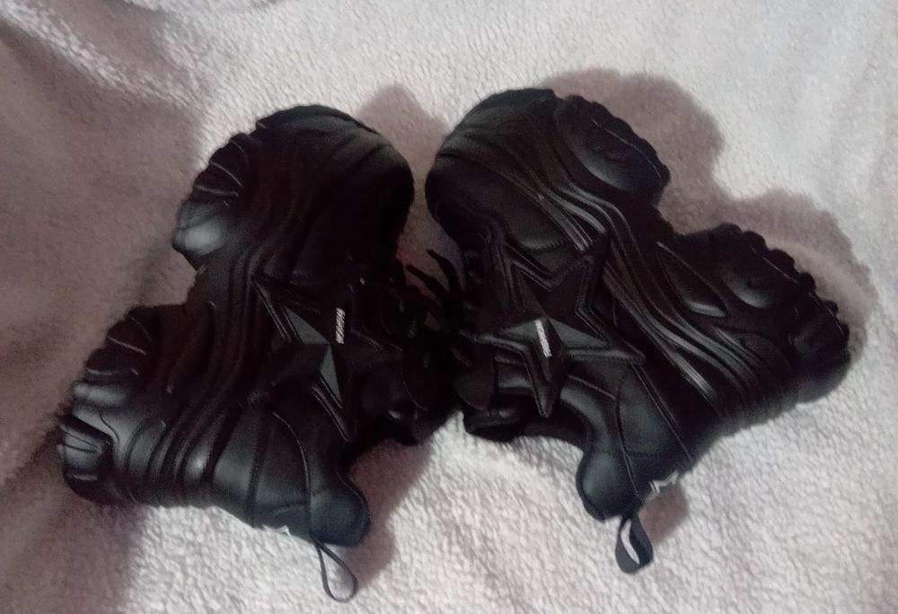 Vând adidași cu platformă