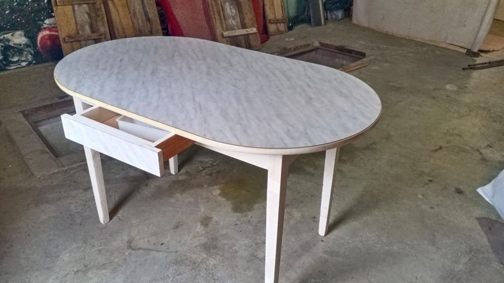 Продам стол кухонный