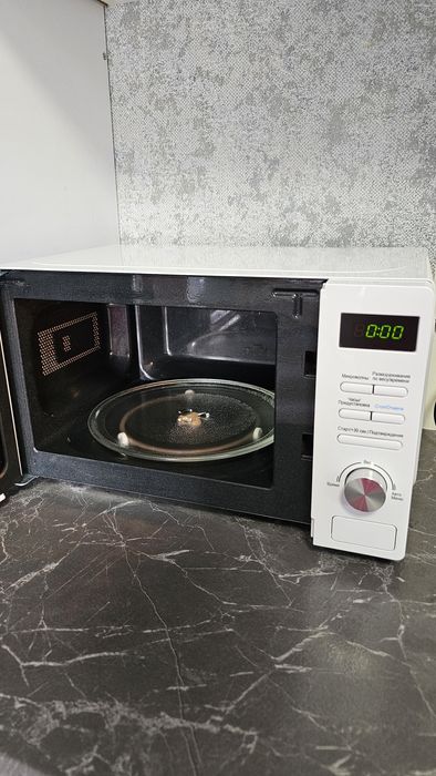 Микроволновка Midea в идеальном состоянии