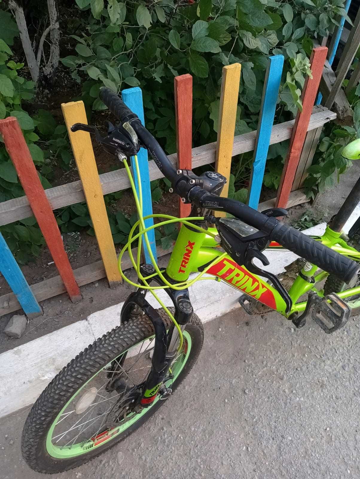 Зеленый детский/подростковый велосипед в хорошем состоянии.