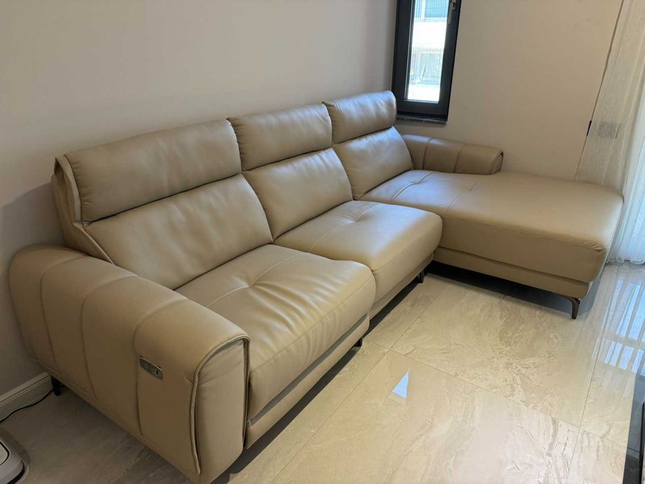 Кожен ъглов диван с лежанка