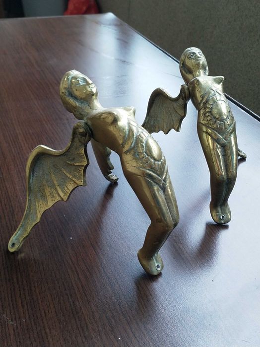 Масивни месингови фигури на ангели