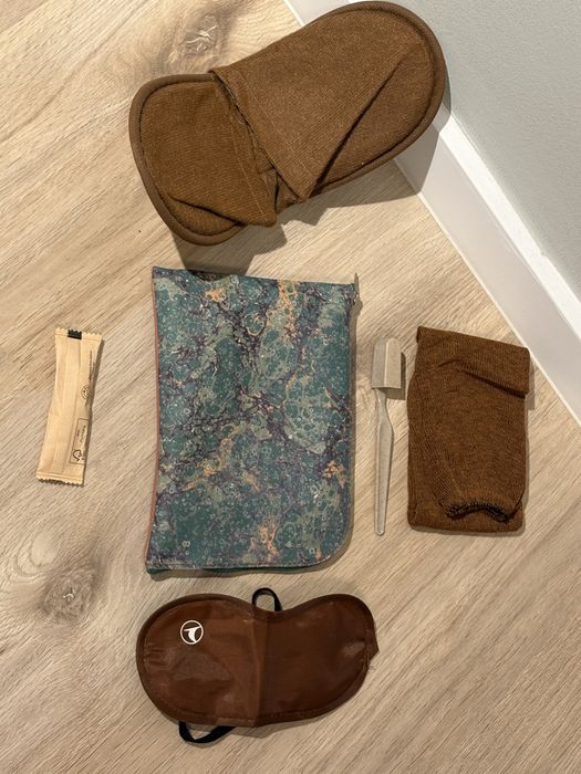 Set voaiaj borseta si accesorii calatorie , set cosmetice