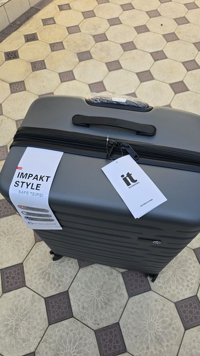 Продам чемодан бренда IT