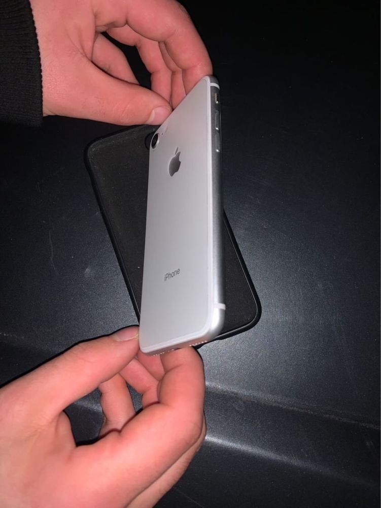 Vând iphone 8 alb