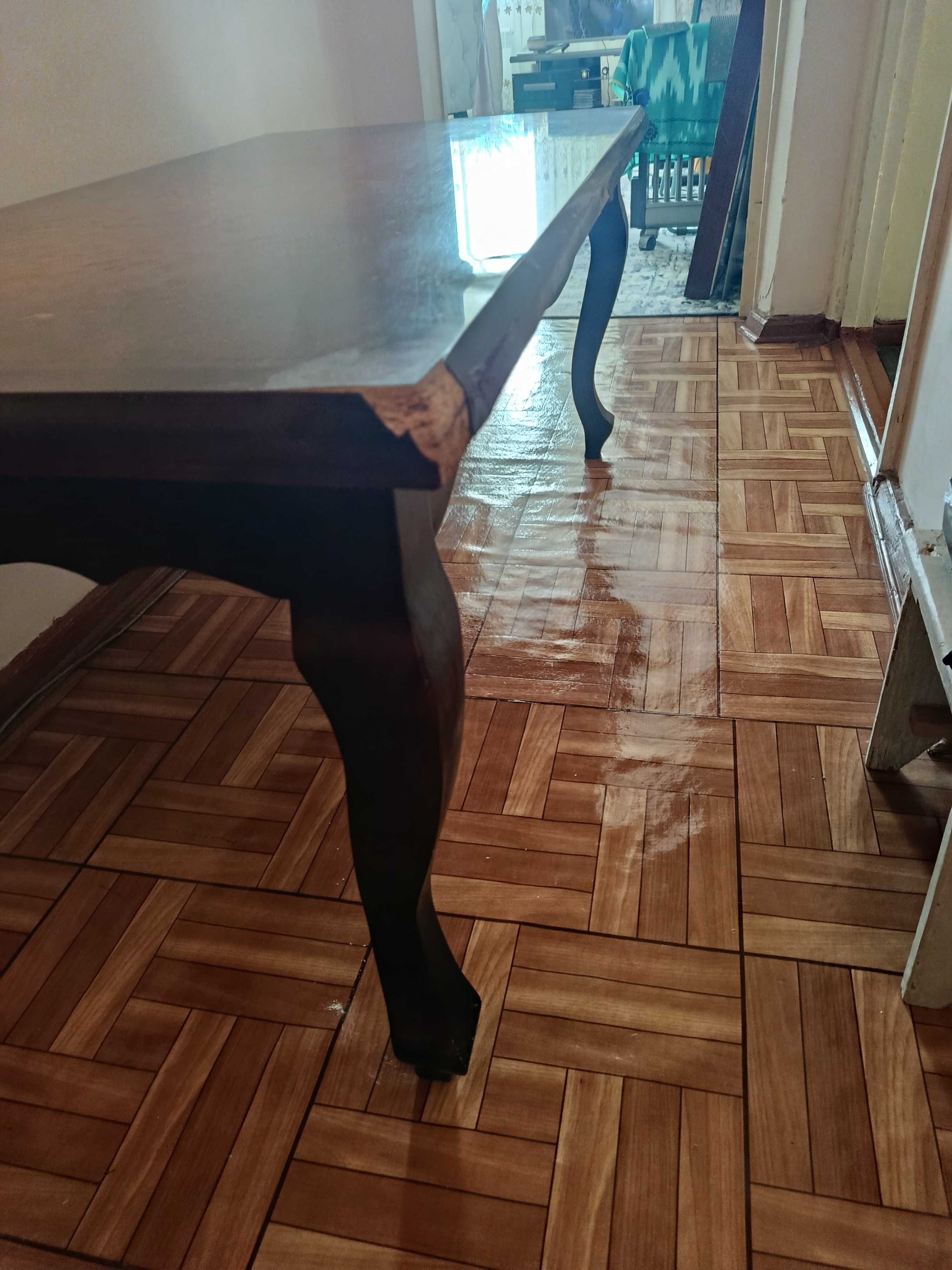 Продам стол с фигурными ножками.
