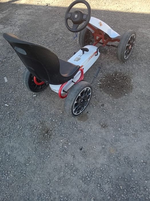 Cart cu pedalede vânzare.