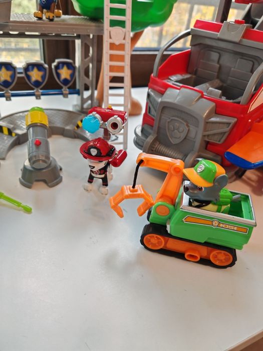 Пес патрул голям пожарникарски камион ѝ спасяване на котка