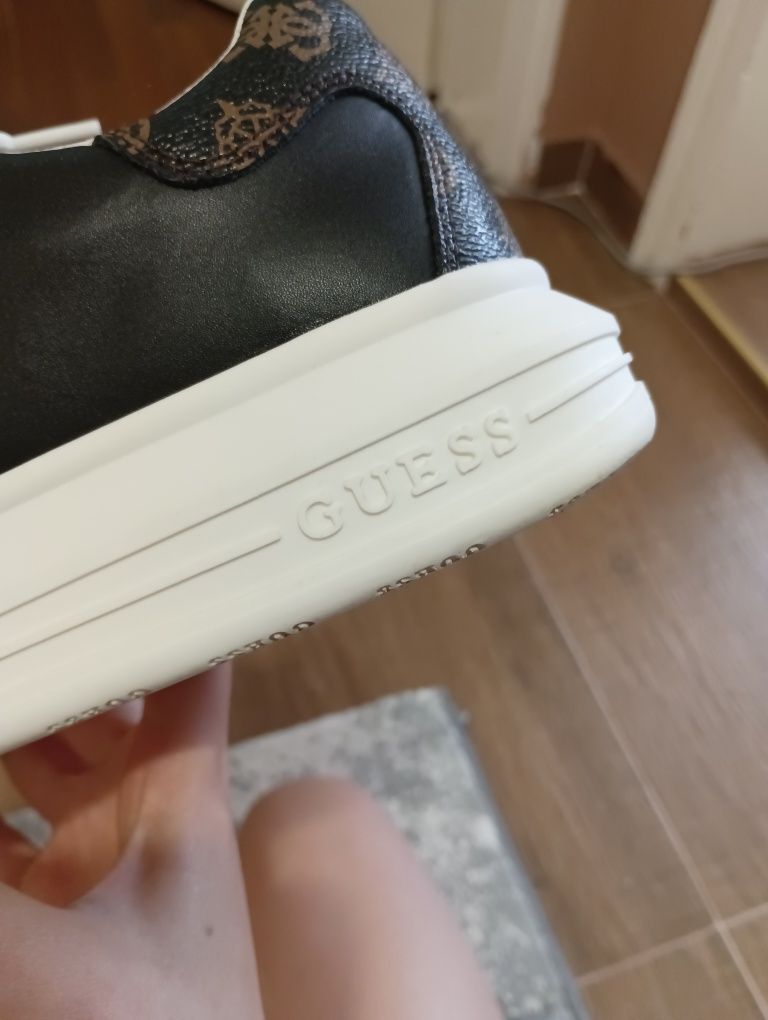 Оригинални сникърси Guess