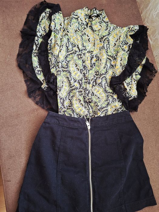 Ризка с дантела на ръкава