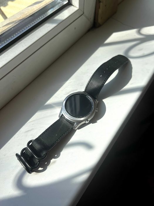 Samsung Gear S3 — умные часы в хорошем состоянии