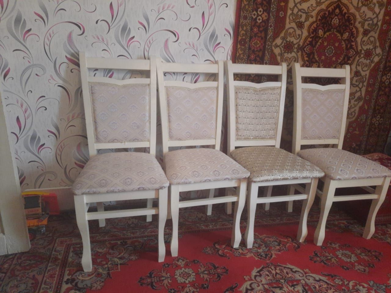 Мебель стол стулья ванная