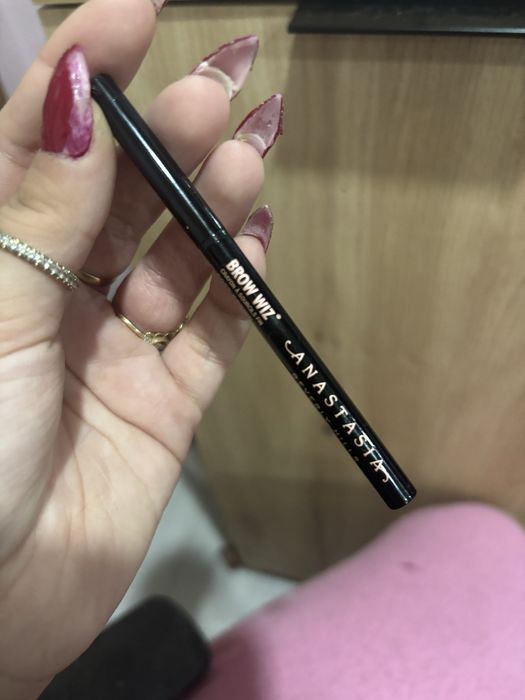 Продавам молива на NL beauty в цвят 06 и молива за вежди на Анастасия