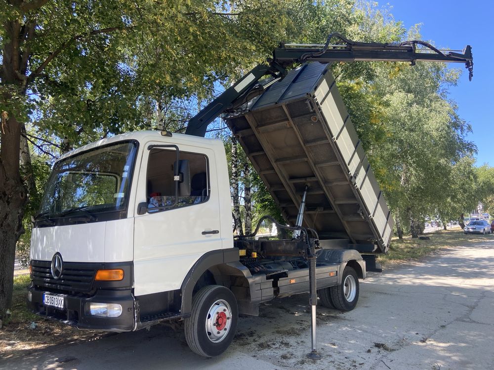 Mercedes atego тристранен самосвал с кран