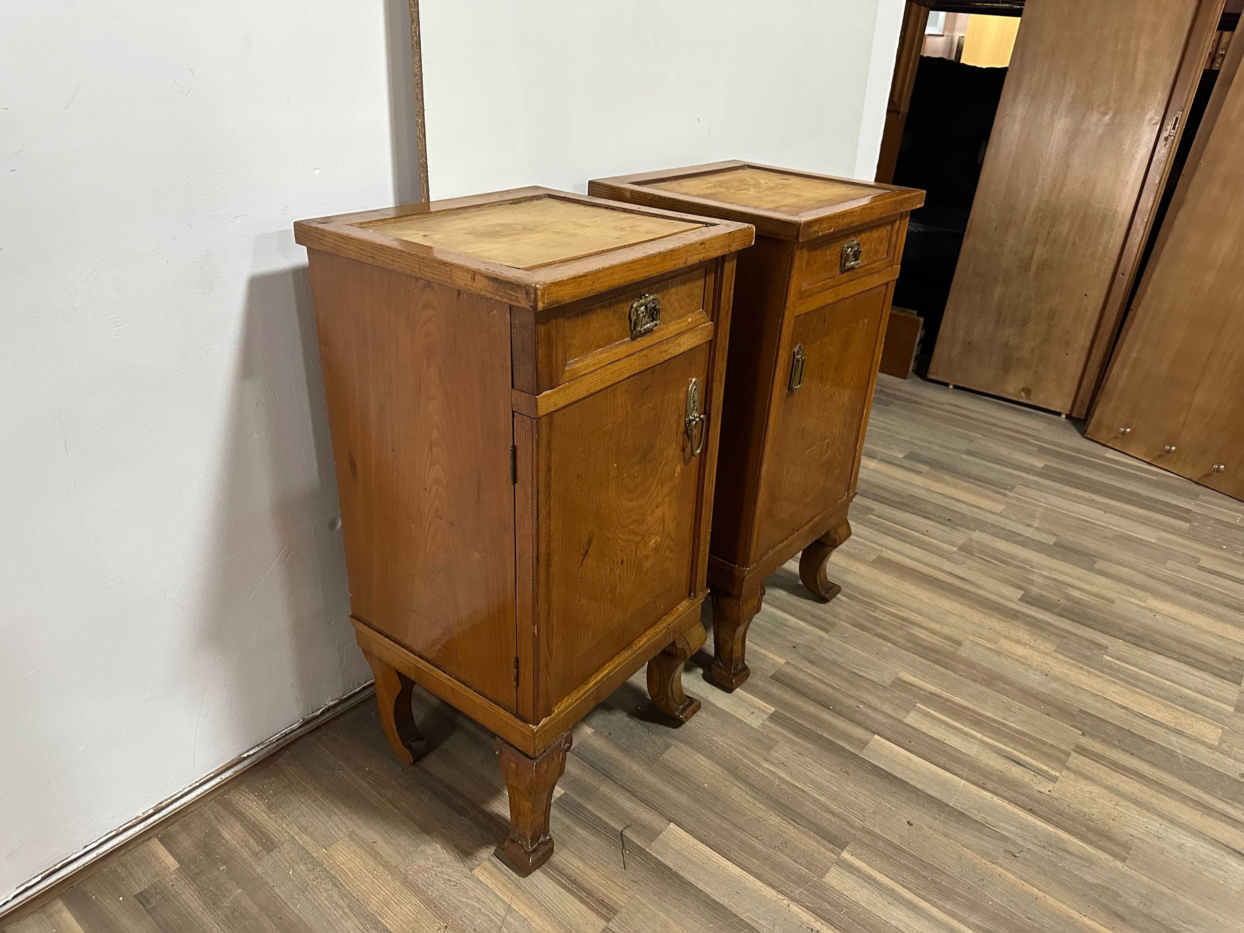 Set 2 Noptiere Vintage; Noptiera din lemn cu usa si sertar