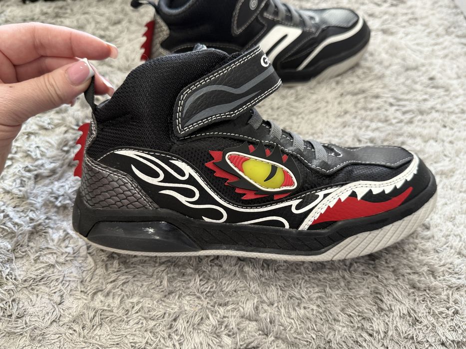 Детские итальянские кроссовки Geox с дизайном в виде дракона.