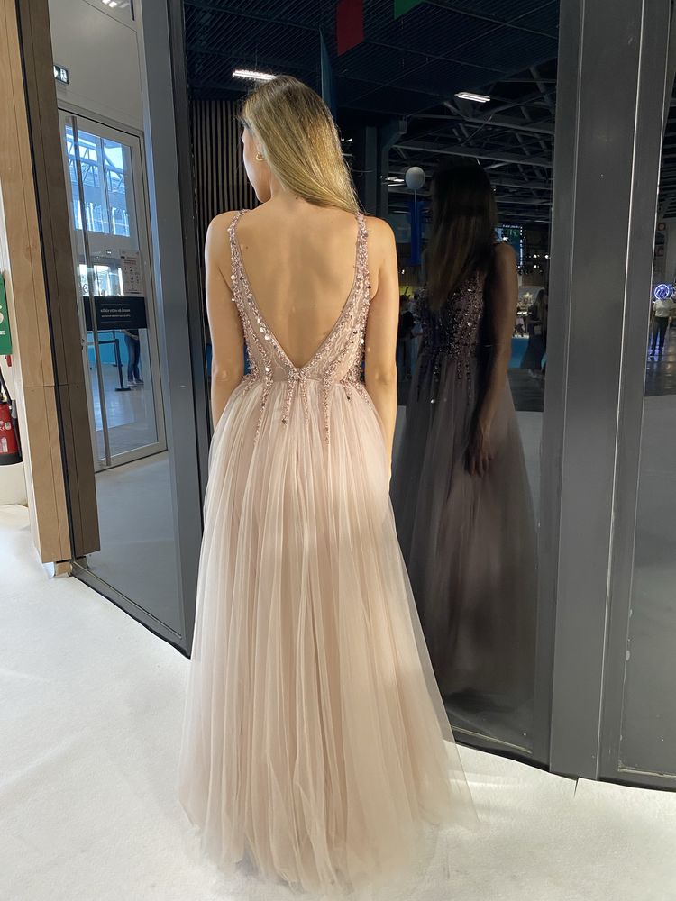 Rochie lungă din tul cu decolteu în V cu margele Cinderella Couture