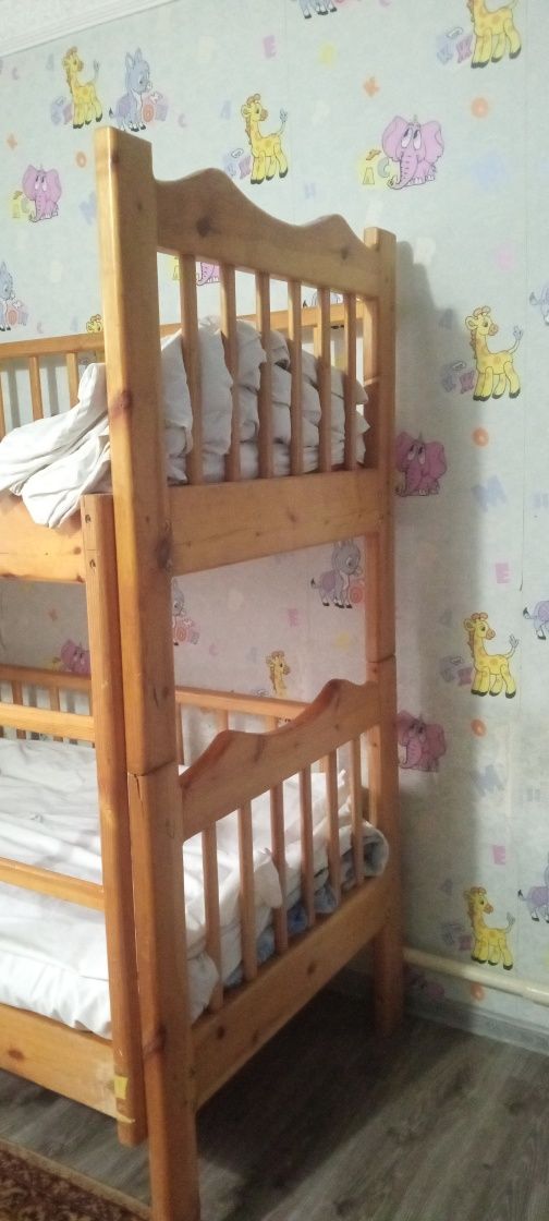 Продается двух ярусная детская деревянная кровать