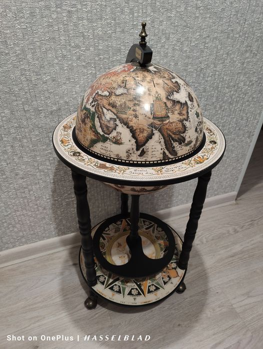 Глобус - бар напольный.