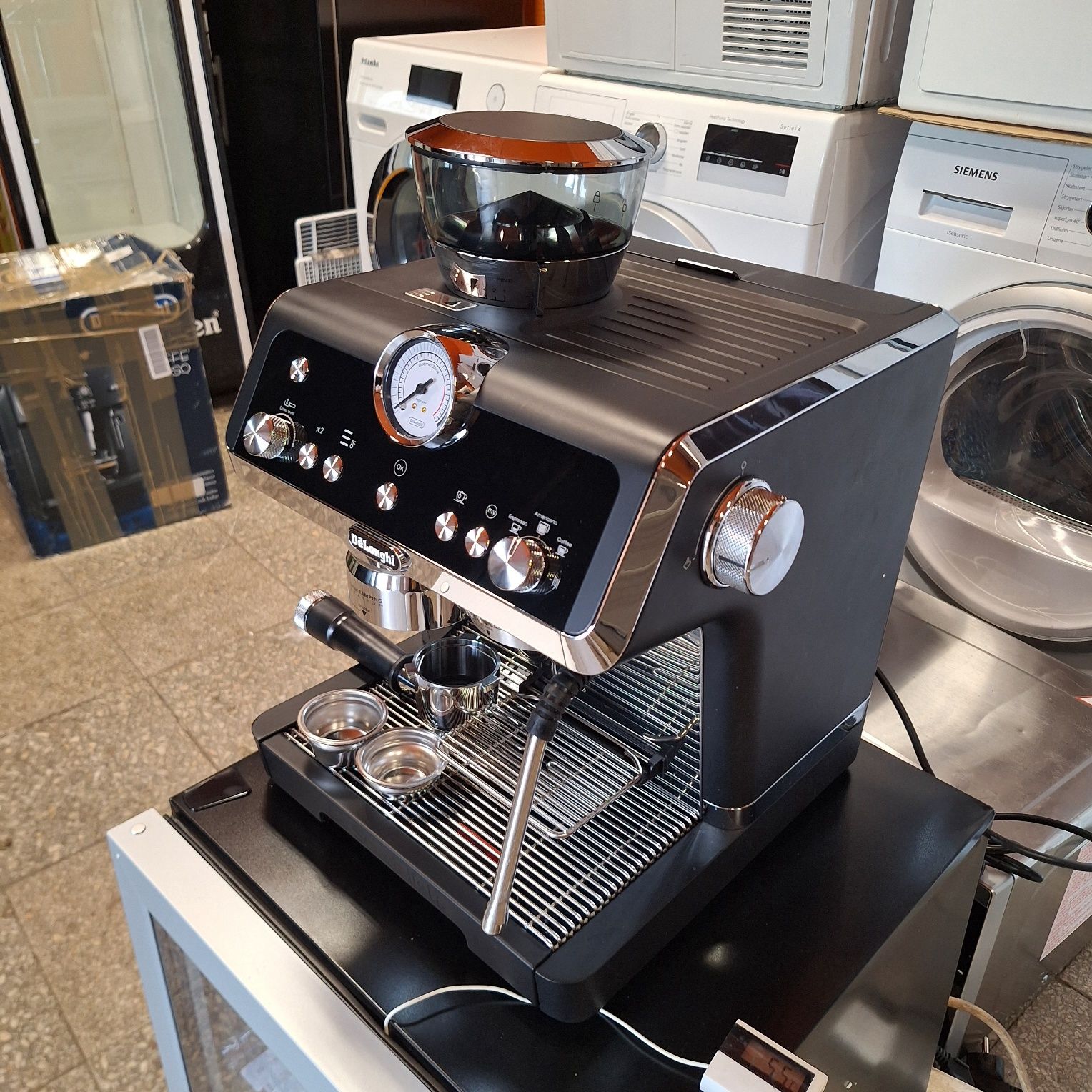Еспресо кафе машина Delonghi La Specialista- нова мострена Бройка