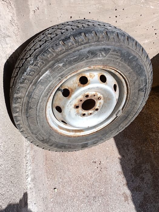 Vând roată 215/70 R15 C