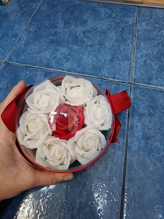 Cos cadou cu trandafiri din sapun si toarta