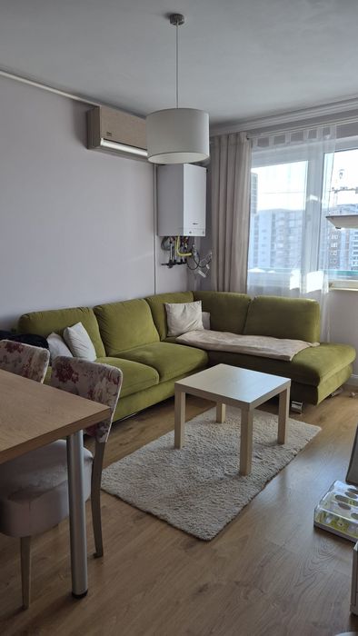 Canapea verde defecta