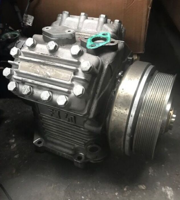 Компрессор кондиционера автобуса