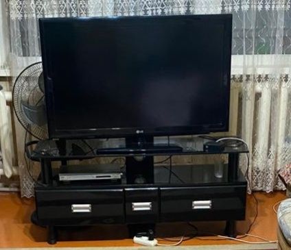 Телевизор с подставкой, в отличном состояний,  рабочий, качество супер