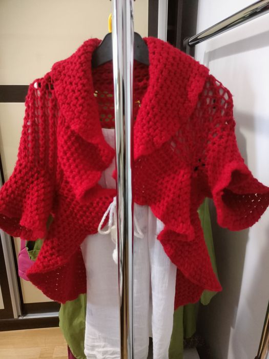 Bolero rosu hand-made cu snur alb pentru fete