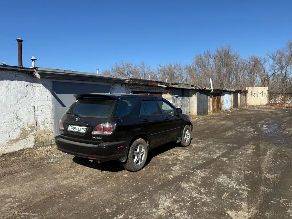 Продам автомобиль Lexus RX300