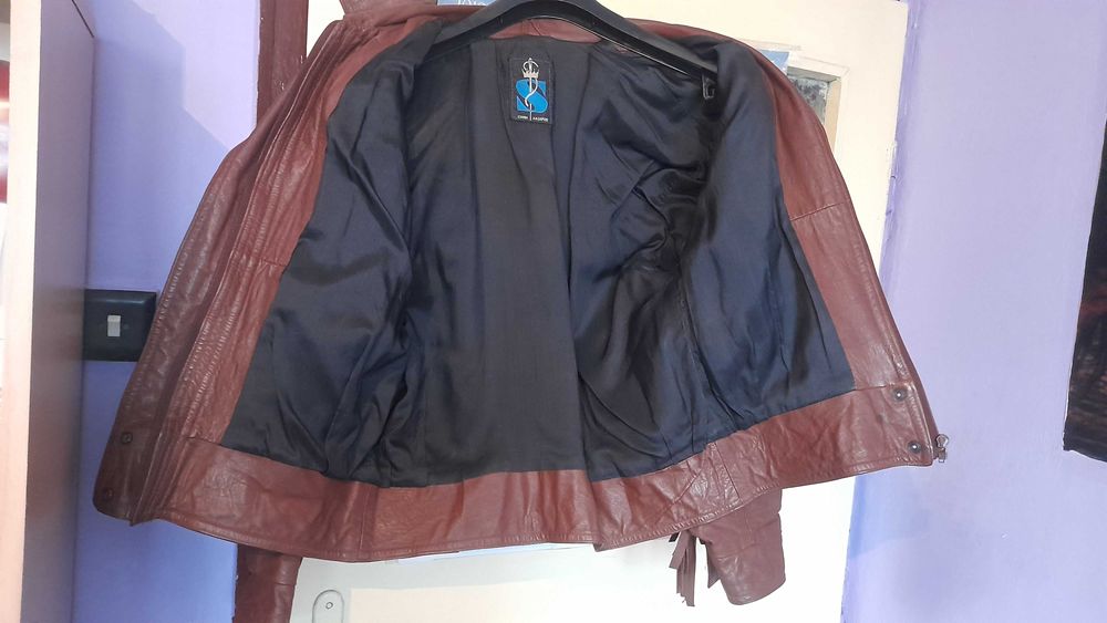 Дамско, кожено яке с ресни. М- L размер. Естествена кожа.